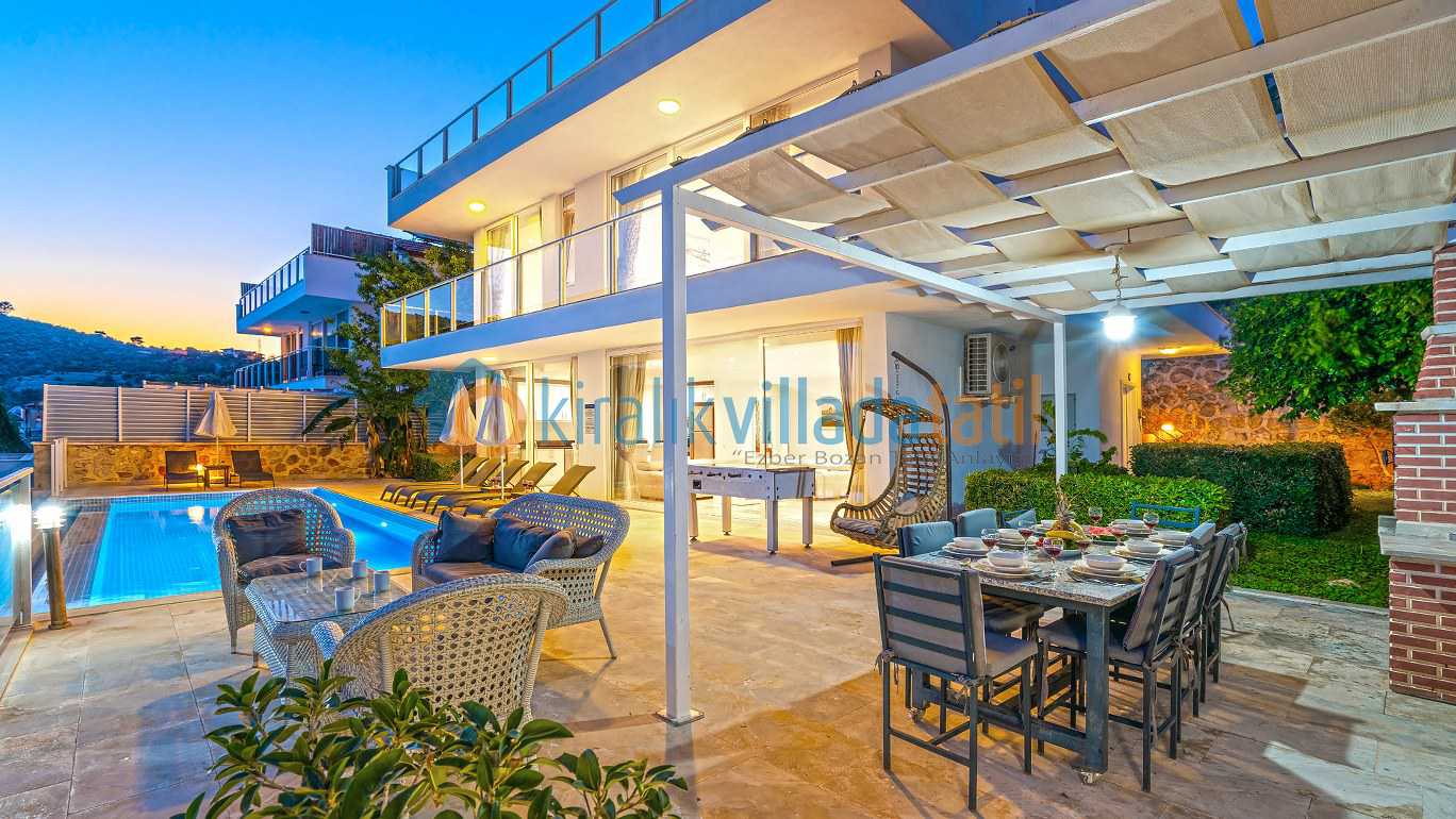 Kalkan Kızıltaş Mevkiinde 10 Kişilik Tatil Villası