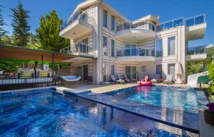 Kalkan Bölgesinde Korunaklı 10 Kişilik Tatil Villası 