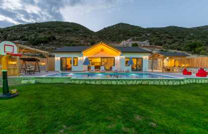 Antalya Kaşta 5 Kişilik Muhafazakar Villa