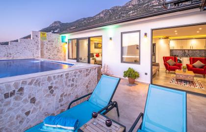 Kalkanda 2 Kişilik Deniz Manzaralı Balayı Villası