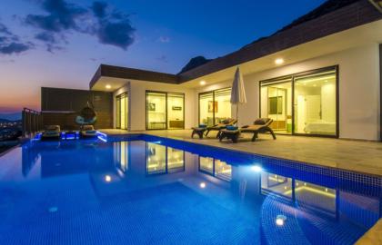 Kalkan Bölgesinde Deniz Manzaralı Lüks Tatil Villası 