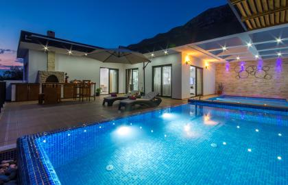 Kalkan Bölgesinde Deniz Manzaralı Balayı Tatil Villası 