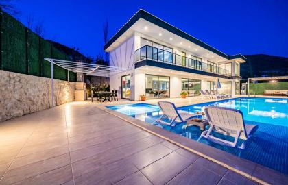 Korunaklı Havuzlu 6 Kişilik Lüks Tatil Villası