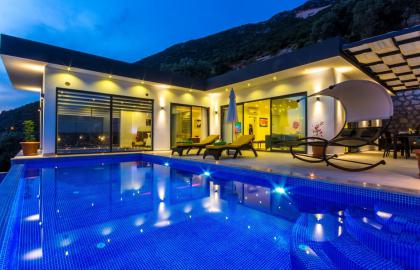 Kalkan Bölgesinde Korunaklı Deniz Manzaralı Balayı Tatil Villası 