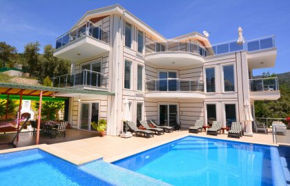 Kalkan Bölgesinde Korunaklı 10 Kişilik Tatil Villası 