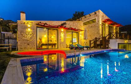 Kalkan Bölgesinde Muhafazakar Balayı Tatil Villası 