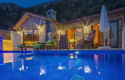 Kalkan Bölgesinde Deniz Manzaralı Balayı Tatil Villası 