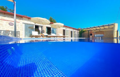 Kalkanda Doğa İçinde 4 Kişilik Korunaklı Villa