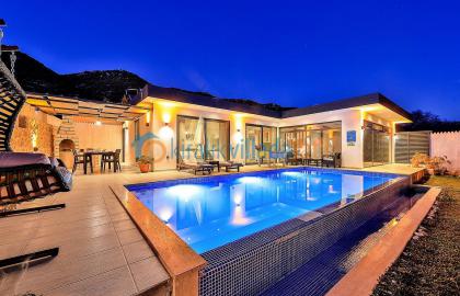 Kalkan Bölgesinde Korunaklı Lüks Balayı Tatil Villası 