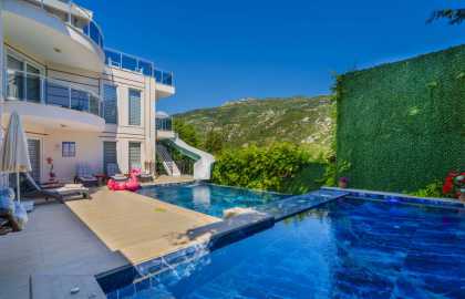 Kalkan Bölgesinde Korunaklı 10 Kişilik Tatil Villası 
