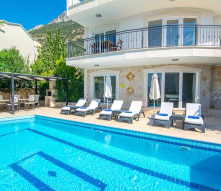 Kalkan Kızıltaş Mevkiinde 6 Kişilik Lüks Manzaralı Tatil Villası