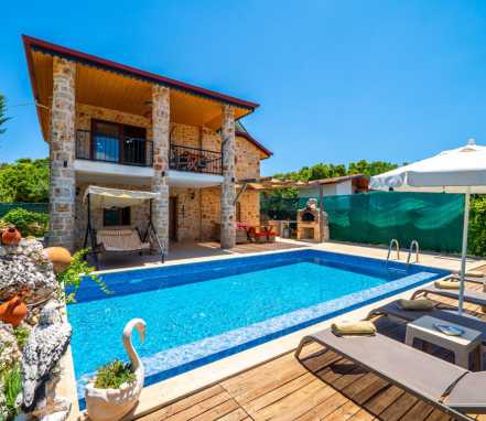 Kaş Bölgesinde Doğa İçinde 6 Kişilik Tatil Villası 