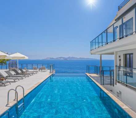 Kaş Bölgesinde Deniz Manzaralı 8 Kişilik Tatil Villası