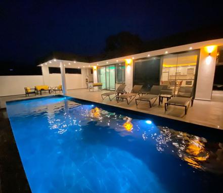 Kalkan Bölgesinde Korunaklı Lüks 4 Kişilik Tatil Villası 