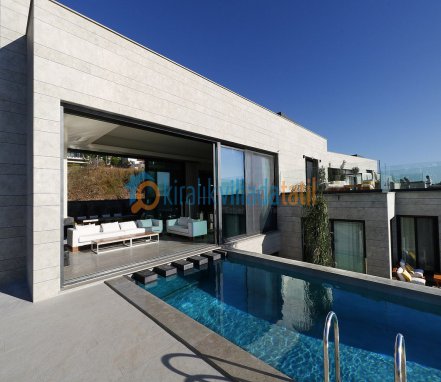 Bodrum Bölgesinde Muhteşem Deniz Manzaralı 12 Kişilik Tatil Villası 