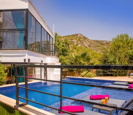 Kalkan Bölgesinde Lüks Korunaklı 6 Kişilik Tatil Villası 