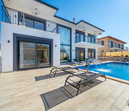 Çukurbağ Mevkiinde Geniş Aile İçin Uygun Tatil Villası