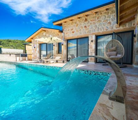 Kalkan Akbel Mevkiinde  Merkeze Yakın Tatil Vİllası