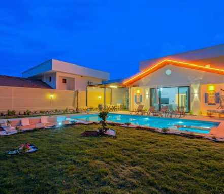 Seydikemer Çaltıözü Mevkiinde Doğa İçinde 4 Yatak Odalı Tatil Villası 