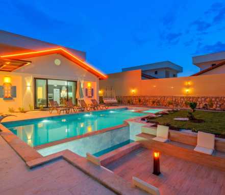 Çaltıözü Bölgesinde 4 Yatak Odalı Korunaklı Villa