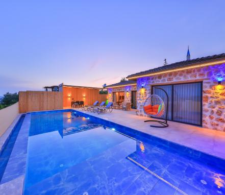 Kalkan Bölgesinde Korunaklı Lüks Balayı Tatil Villası