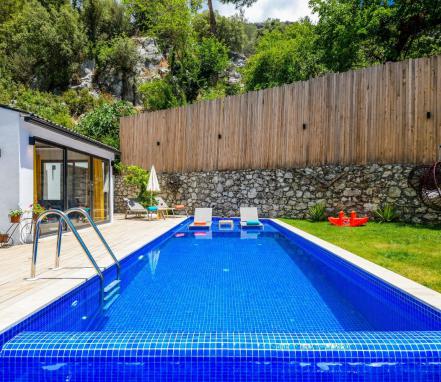 Kalkan Bölgesinde Korunaklı 4 Kişilik Tatil Villası