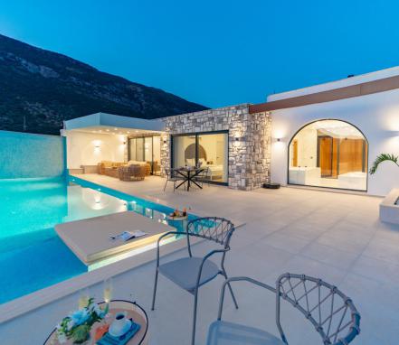 Kaş Bölgesinde Muhafazakar Deniz Manzaralı Balayı Tatil Villası