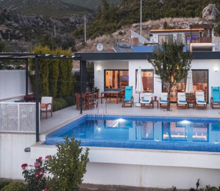 Kalkan Bölgesinde Korunaklı Doğa İçinde 4 Kişilik Tatil Villası