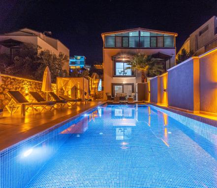 Kalkan Merkezde 3 Yatak Odalı 6 Kişilik Lüks Tatil Villası