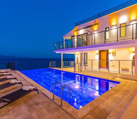Kalkan Bölgesinde Deniz Manzaralı 8 Kişilik Tatil Villası