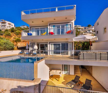 Kışla Mevkiinde Denize Yakın 5 Yatakodalı  Lüks Tatil Villası