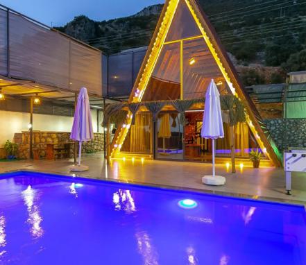 Kalkan Bölgesinde Korunaklı Balayı Tatil Villası
