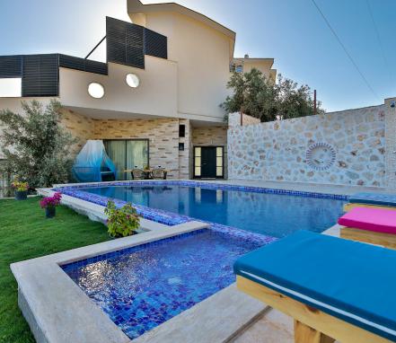 Kalkan Bölgesinde Deniz Manzaralı Korunaklı 6 Kişilik Tatil Villası