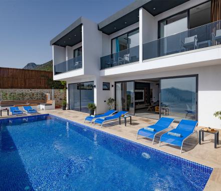 Kalkan Bölgesinde Deniz Manzaralı Korunaklı 6 Kişilik Tatil Villası 