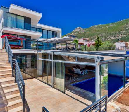 Kalkan Bölgesinde Deniz Manzaralı 8 Kişilik Tatil Villası 