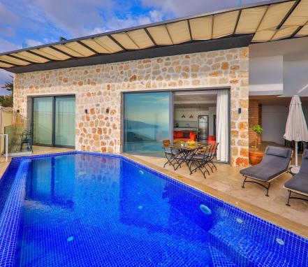 Kızıltaş Bölgesinde Deniz Manzaralı Balayı Villası 