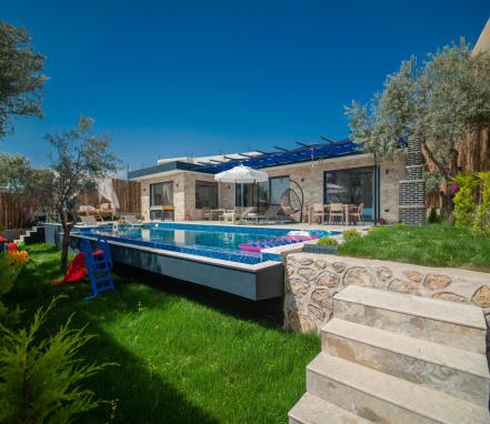 Kınık Bölgesinde 2 Yatak Odalı Korunaklı Tatil Villası