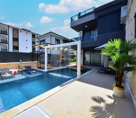 Antalya Bölgesinde Korunaklı 6 Kişilik Tatil Villası 