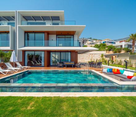 Kalamar Mevkiinde  Deniz Manzaralı Lüks Tatil Villası