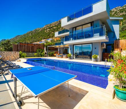 Kalkan Kördere Bölgesinde Deniz Manzaralı 6 Kişilik Villa