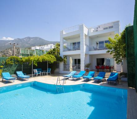 Kalkan Bölgesinde Deniz Manzaralı 8 Kişilik Tatil Villası 