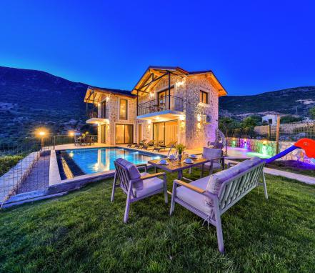 Kaş Bölgesinde Deniz Manzaralı 4 Kişilik Tatil Villası