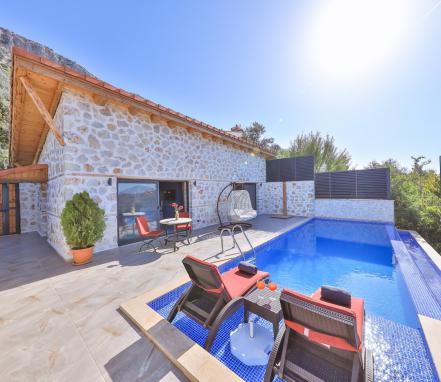 Kalkan Bölgesinde Korunaklı Balayı Tatil Villası