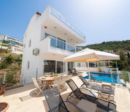 Kalkan Bölgesinde 10 Kişilik Deniz Manzaralı Tatil Villası