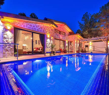 Kalkan Bölgesinde 4 Kişilik Korunaklı Tatil Villası