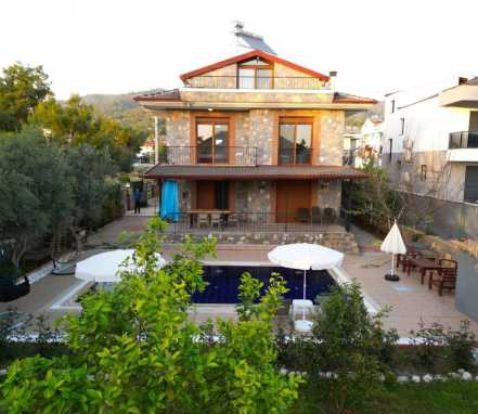 Çiftlik Mevkiinde 4 Yatak Odalı Tatil Villası