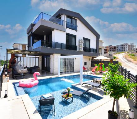 Antalya Bölgesinde 6 Kişilik Korunaklı Tatil Villası 