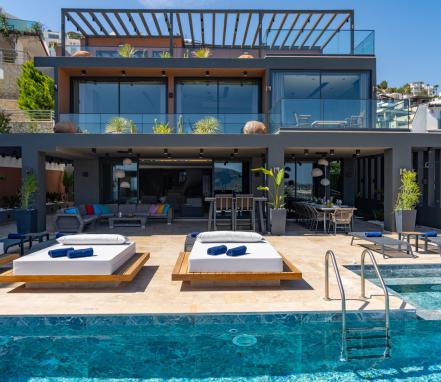 Kalkan Bölgesinde Lüks Deniz Manzaralı Tatil Villası 