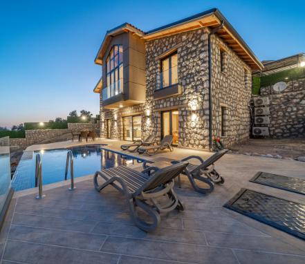 Kaş Gökçeören Mevkiinde Deniz Manzaralı 6 Kişilik Tatil Villası