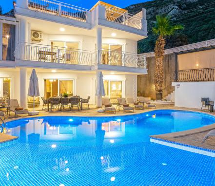 Kalkan Bölgesinde Deniz Manzaralı Korunaklı 10 Kişilik Tatil Villası 